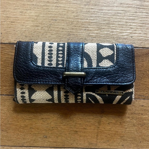 Dakine Black and Cream Patterned Wallet - Picture 1 of 4